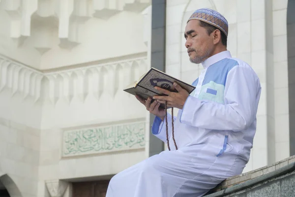 Middelbare Leeftijd Moslim Man Klaagmuur Moskee — Stockfoto