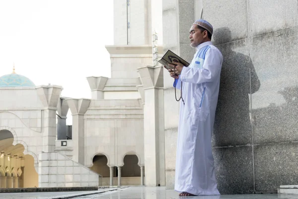 Muslimský Muž Středního Věku Modlí Mešitě — Stock fotografie