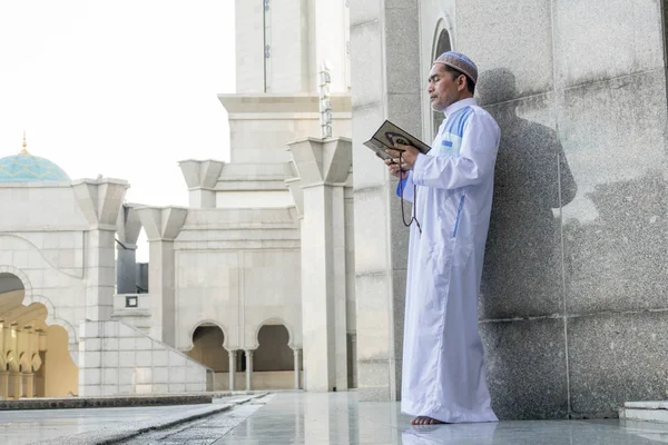 Homem Muçulmano Meia Idade Orando Mesquita — Fotografia de Stock