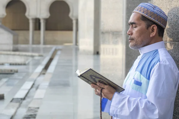 Orta yaş Müslüman erkek camide dua.