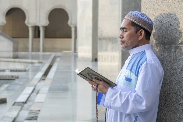 Homem Muçulmano Meia Idade Orando Mesquita — Fotografia de Stock