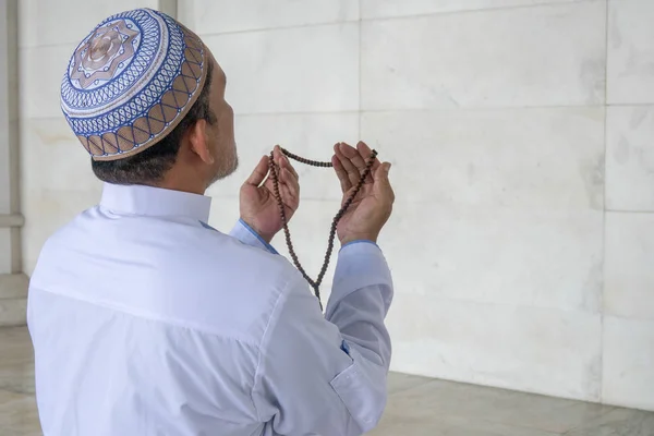 Мусульманин Середнього Віку Молиться Мечеті — стокове фото