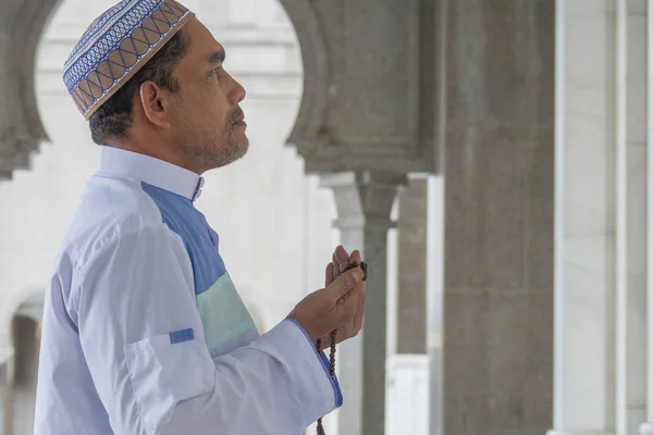 Homem Muçulmano Meia Idade Orando Mesquita — Fotografia de Stock