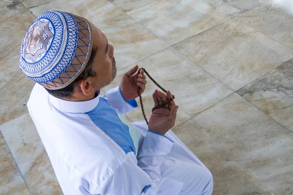 Hombre Musulmán Mediana Edad Rezando Mezquita — Foto de Stock