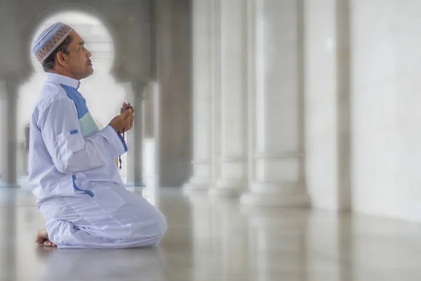 Homem Muçulmano Meia Idade Orando Mesquita — Fotografia de Stock