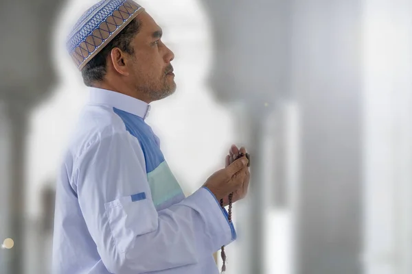 Homem Muçulmano Meia Idade Orando Mesquita — Fotografia de Stock