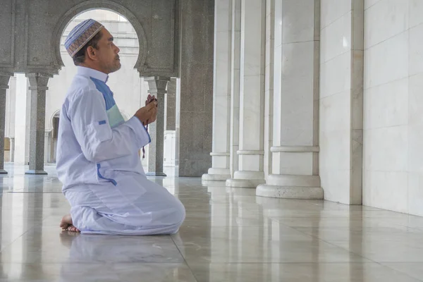 Homem Muçulmano Meia Idade Orando Mesquita — Fotografia de Stock