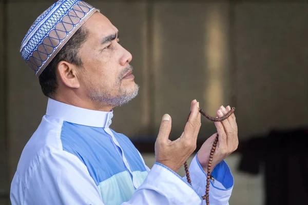 Hombre Musulmán Mediana Edad Rezando Mezquita — Foto de Stock