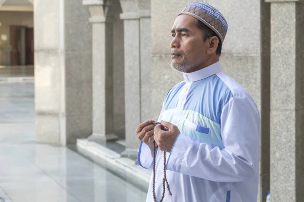 Hombre Musulmán Mediana Edad Rezando Mezquita —  Fotos de Stock