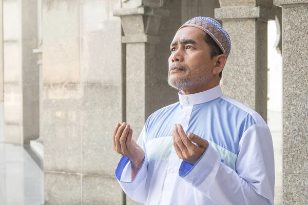 Hombre Musulmán Mediana Edad Rezando Mezquita — Foto de Stock