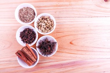 Ahşap arka plan üzerinde çeşitli Hint baharat.