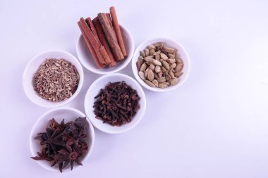 Beyaz bir arka plan üzerinde çeşitli Hint baharat.