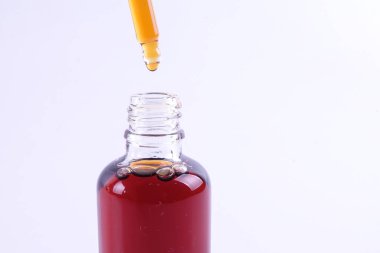 Nigella sativa ya da beyaz arka plan üzerinde siyah kimyon yağı.