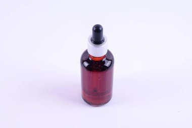 Nigella sativa ya da beyaz arka plan üzerinde siyah kimyon yağı.