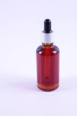 Nigella sativa ya da beyaz arka plan üzerinde siyah kimyon yağı.