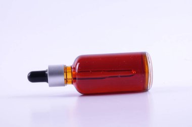 Nigella sativa ya da beyaz arka plan üzerinde siyah kimyon yağı.