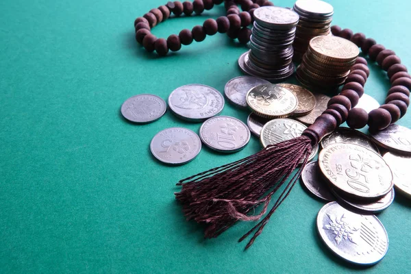 Islamic Banking Financing Conceptual Rosary Coins Green Background — Stock Photo, Image