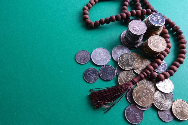 Islamic Banking Financing Conceptual Rosary Coins Green Background — Stock Photo, Image