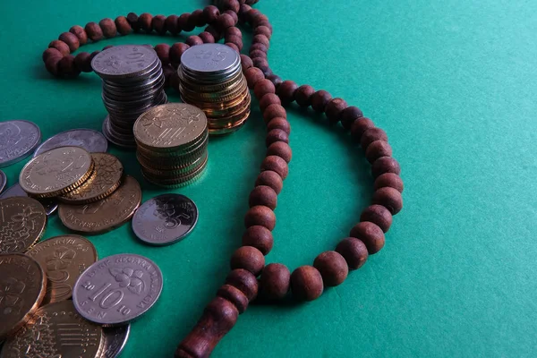 Islamic Banking Financing Conceptual Rosary Coins Green Background — Stock Photo, Image