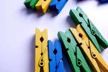 Beyaz arkaplanda izole edilmiş renkli mandallar.