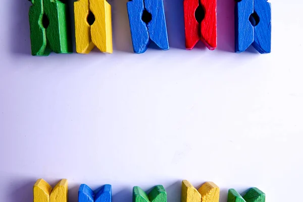 Pinces Linge Colorées Isolées Sur Fond Blanc — Photo