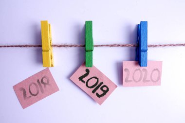 Dünü, bugünü ve geleceği kavramı. Etiketler yıl 2017, asılı 2018,2019 ve 2020.