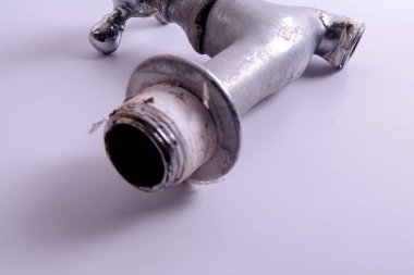 Eski stopcock üzerinde beyaz izole. Endüstri kavramı.