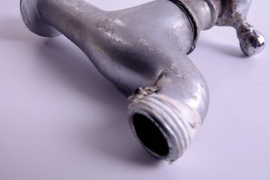 Eski stopcock üzerinde beyaz izole. Endüstri kavramı.