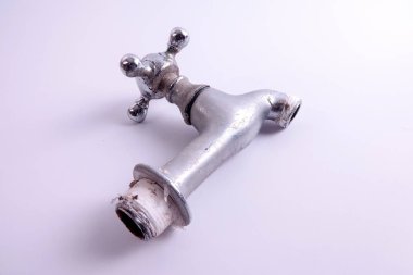 Eski stopcock üzerinde beyaz izole. Endüstri kavramı.