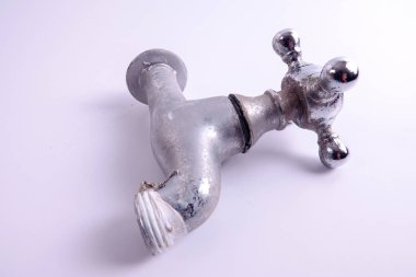 Eski stopcock üzerinde beyaz izole. Endüstri kavramı.