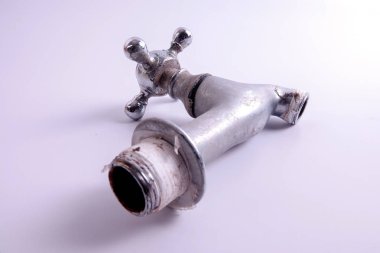 Eski stopcock üzerinde beyaz izole. Endüstri kavramı.