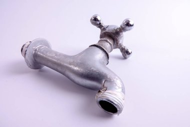Eski stopcock üzerinde beyaz izole. Endüstri kavramı.
