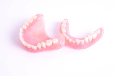 Beyaz bir arka plan üzerinde izole protez bir dizi.