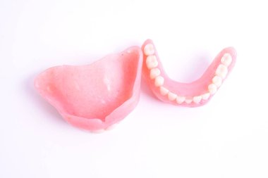 Beyaz bir arka plan üzerinde izole protez bir dizi.