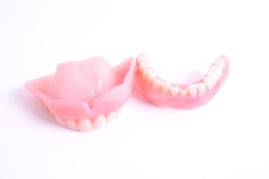 Beyaz bir arka plan üzerinde izole protez bir dizi.