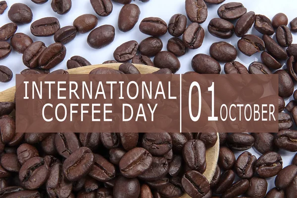 Uluslararası olay takvim kavramsal: Uluslararası kahve günü, kavrulmuş kahve çekirdekleri beyaz arka plan üzerinde izole yakından arka plan ile 01 Ekim.