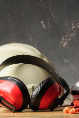 Emanet kişisel koruyucu Equipment(Ppe) rustik siyah zemin.