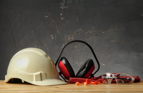 Emanet kişisel koruyucu Equipment(Ppe) rustik siyah zemin.