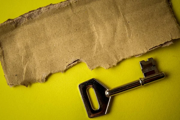 Başarı kavramsal rustik kahverengi kurulda ve anahtar.