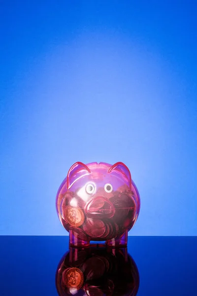反射と青色の背景に赤の貯金 垂直撮影 — ストック写真