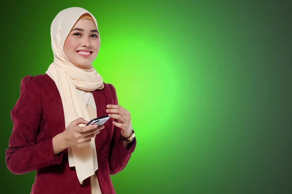 緑の背景にかなりベールに包まれたイスラム教徒女性の像 — ストック写真