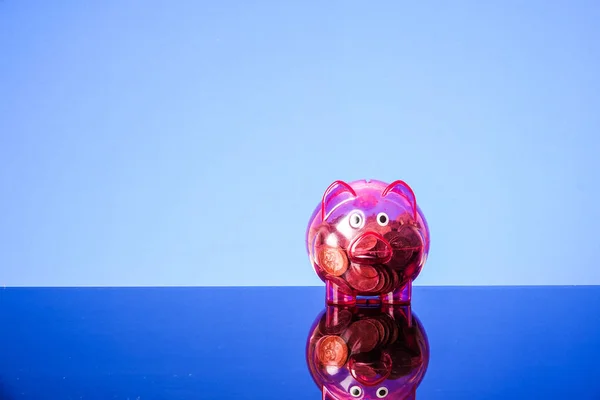 Concept Met Mason Jar Munten Piggy Bank Slaan Een Blauwe — Stockfoto