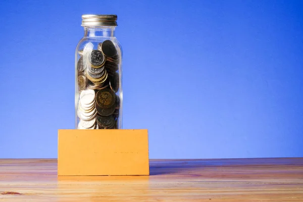 Concept Met Mason Jar Munten Piggy Bank Slaan Een Blauwe — Stockfoto