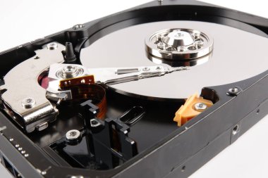 Sabit disk sürücüsü (Hdd) üzerinde beyaz izole.