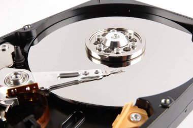 Sabit disk sürücüsü (Hdd) üzerinde beyaz izole.