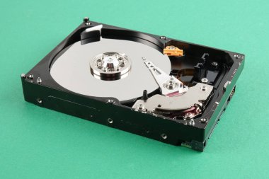 Sabit disk sürücüsü (Hdd) yeşil bir arka plan üzerinde izole
