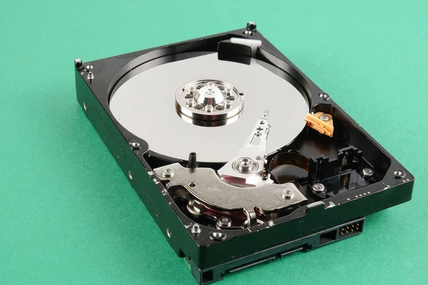 ハード ディスク ドライブ Hdd を緑の背景に分離 — ストック写真