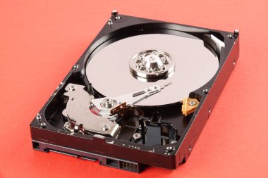 Sabit disk sürücüsü (Hdd) üzerinde turuncu arka plan izole