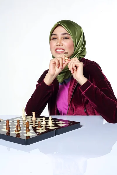 Bir Satranç Oyunu Oynarken Gülümseyen Güzel Bir Örtülü Kadın Portresi — Stok fotoğraf