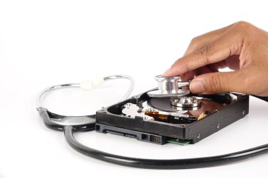 Kurtarma ve onarım teknoloji kavramı: beyaz izole stetoskop Sabit Disk Sürücüsü (Hdd).